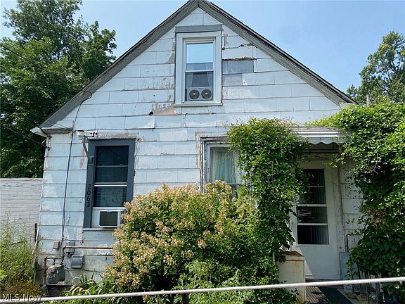 4th image of 2060 W 44th St