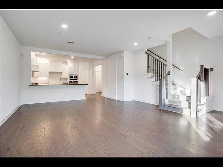 1554 Ludlow St — Photo 5