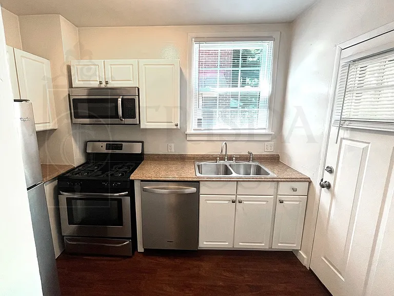 468 Belonda St — Photo 11