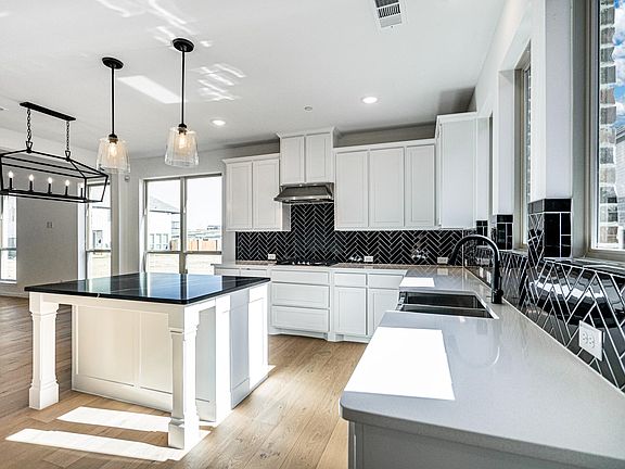 5th image of 617 Somerset Dr