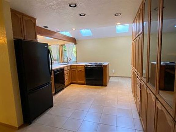 3rd image of 823 SW Castilian Dr