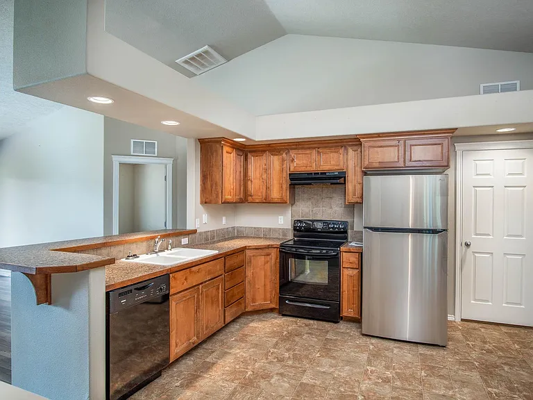 3916 Kirby Cir — Photo 10