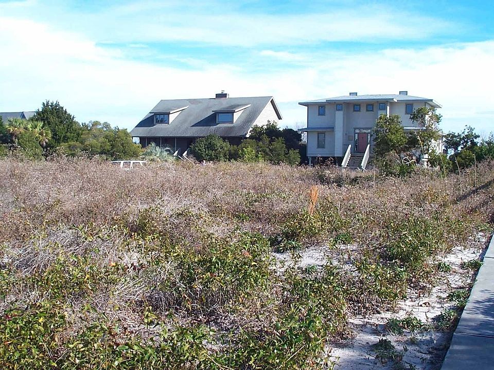 Steps away from ocean!  Beach is directly behind these houses.