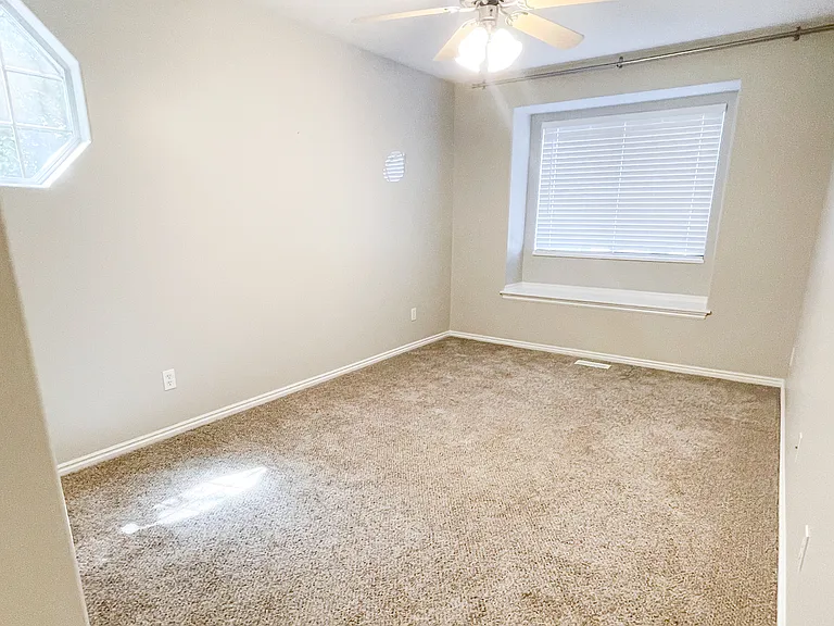 327 E Sandy Land Ln — Photo 15