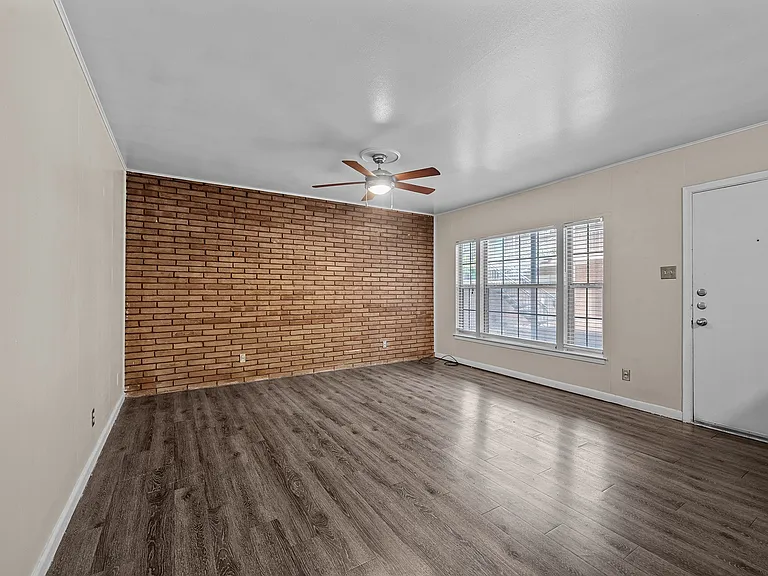 Enfield Court Apartments — Photo 1