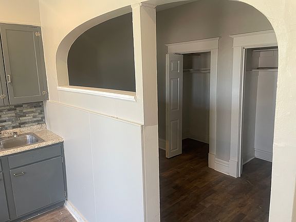 4th image of 103 E Washington St #1/2