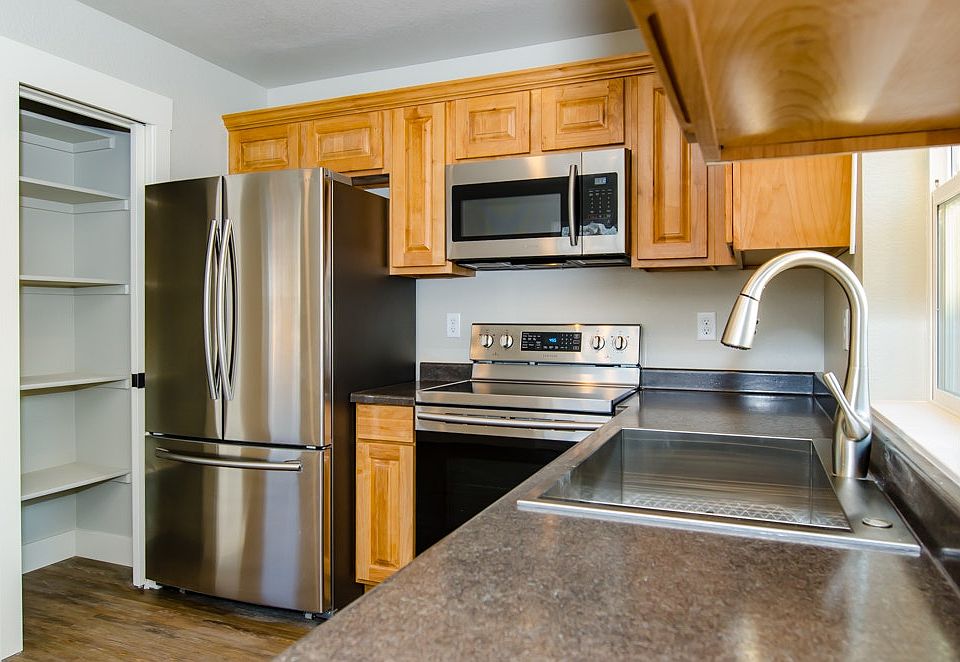 Upgraded kitchen cabinets and appliances with Pantry!