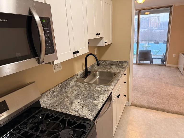 10201 Grosvenor Pl — Photo 9