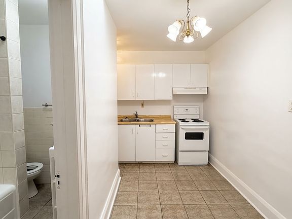 2nd image of 2903 Lakeshore Rd W #2