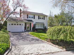 39 Roosevelt Ave, Glen Head, NY 11545
