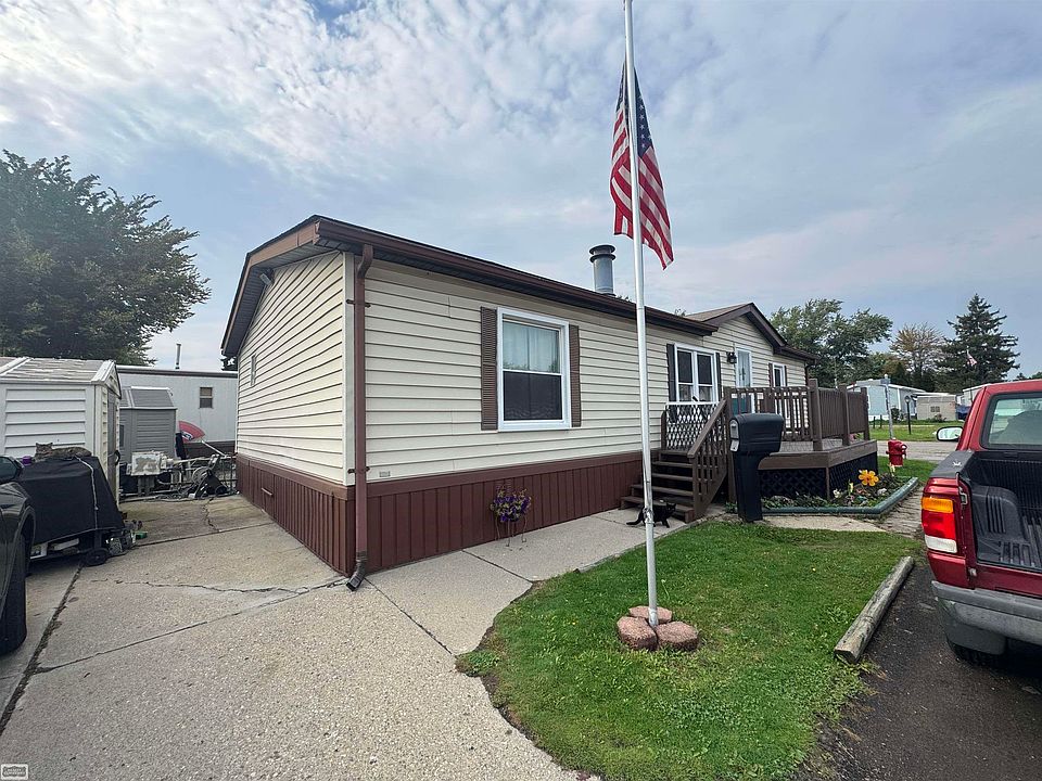 24452 Duchess St, photo 2