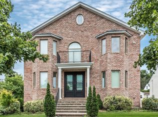 289 Brown St, Mineola, NY 11501