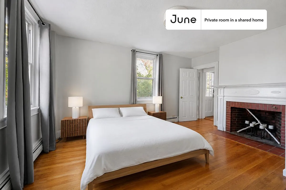 Queen bedroom in 2 bed/1 bath home in Newton Corner #775 A — Photo 1