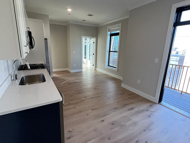 Everett St — Photo 2