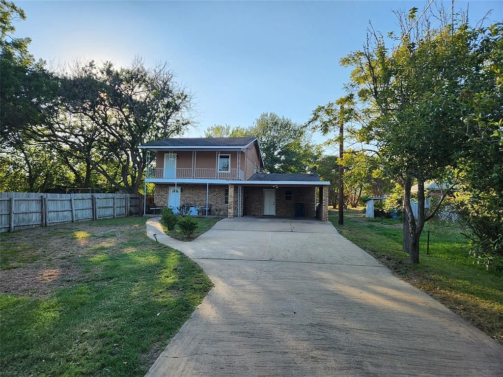 112 S Mathews St, Bellville, TX 77418 Zillow