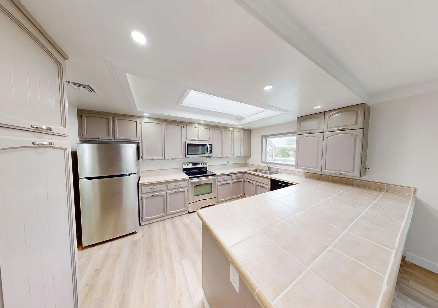 Spacious 3 Bedroom, 2.5 Bathroom Home with Sunroom in Coronado's Village — Photo 3