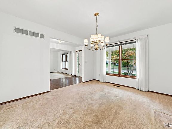 5th image of 2098 Seven Oaks Dr