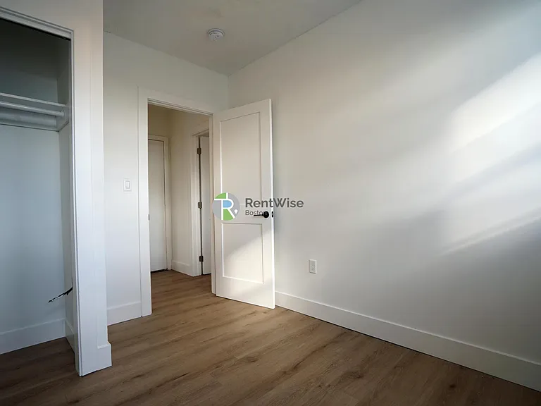 740 E 7th St — Photo 14