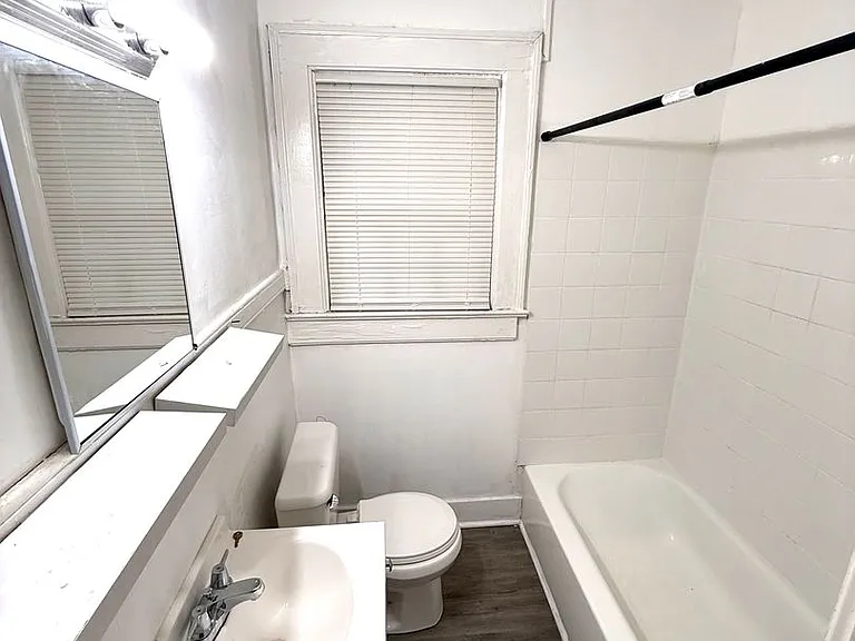 2122 Windsor Ave — Photo 6