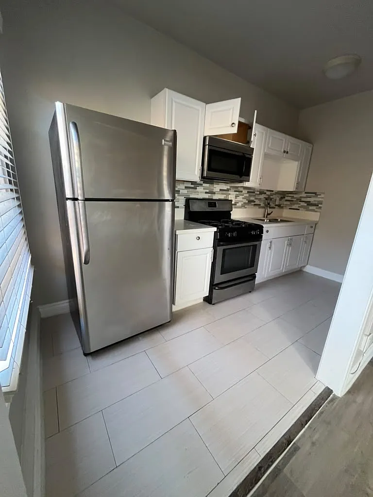 250 N Kenmore Ave — Photo 4