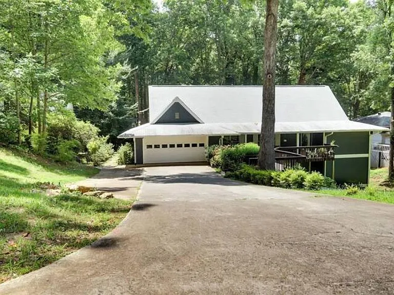1303 Colony Dr — Photo 1