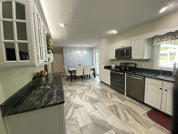 Fully Remodeled Kitchen 