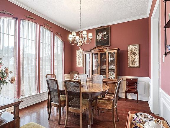 2nd image of 704 Avenue Saint Albert
