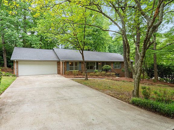 3rd image of 205 Oak Ridge Ct