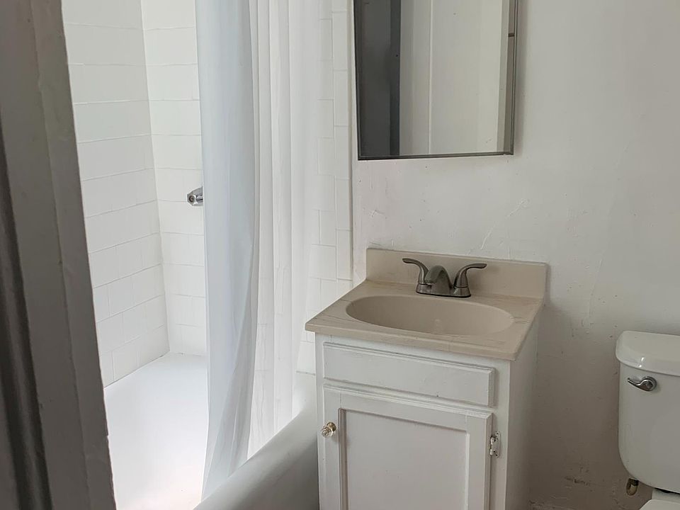 2nd image of 308-3701 W 1st St #308