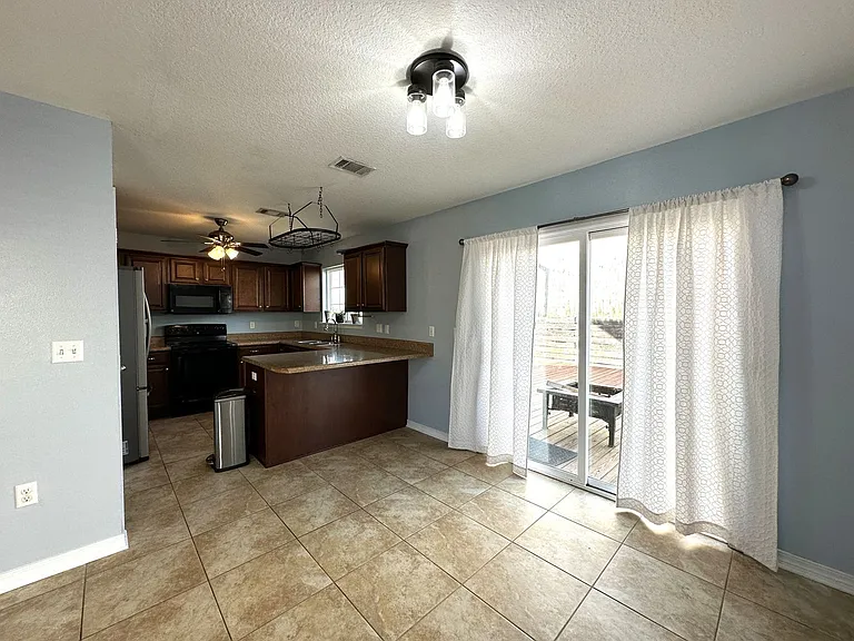 417 Eisenhower Dr — Photo 5