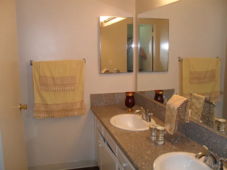 Regency West Apartments — Photo 6