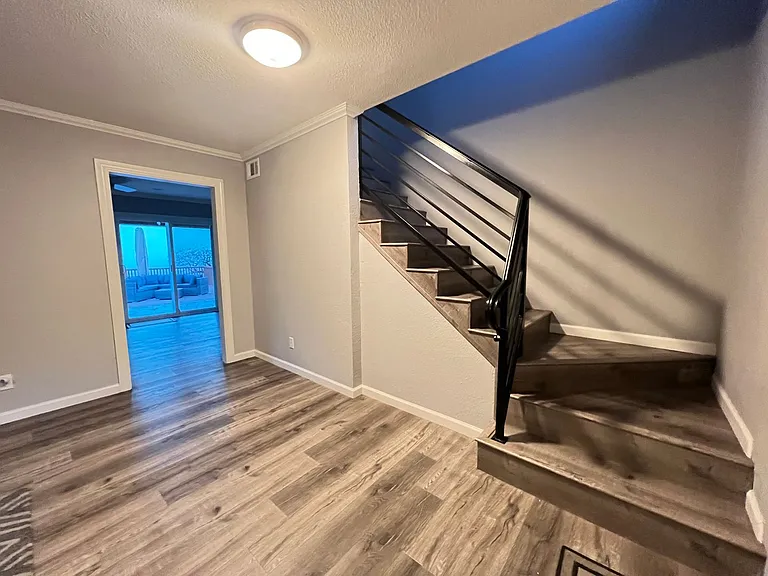 570 E North St — Photo 3