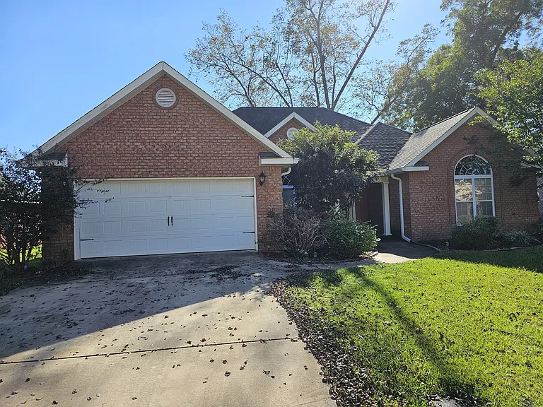 109 Norfolk Cir — Photo 1