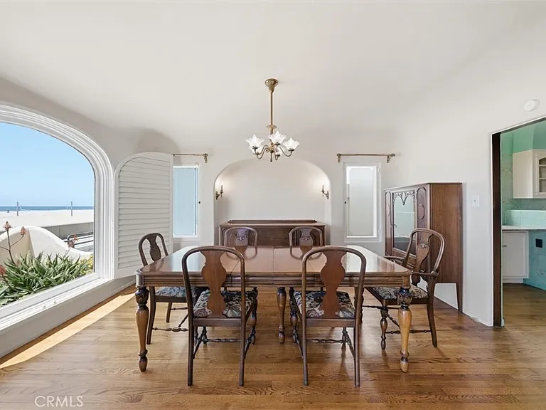 1602 The Strand — Photo 9