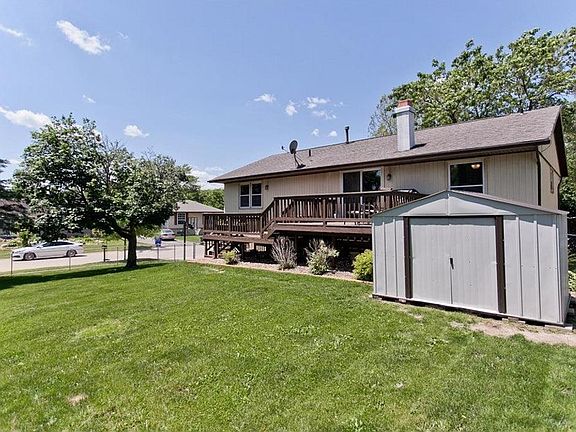 2nd image of 7212 Parkwood Ln NE