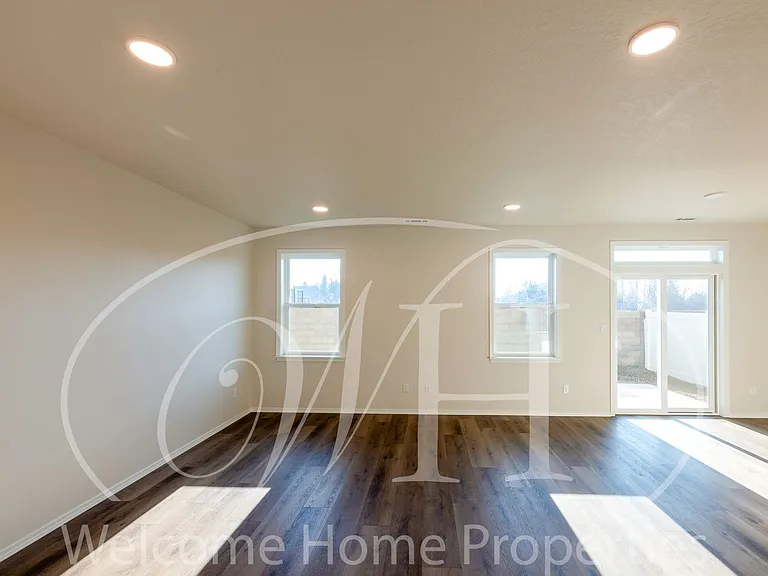 643 Ava St — Photo 12