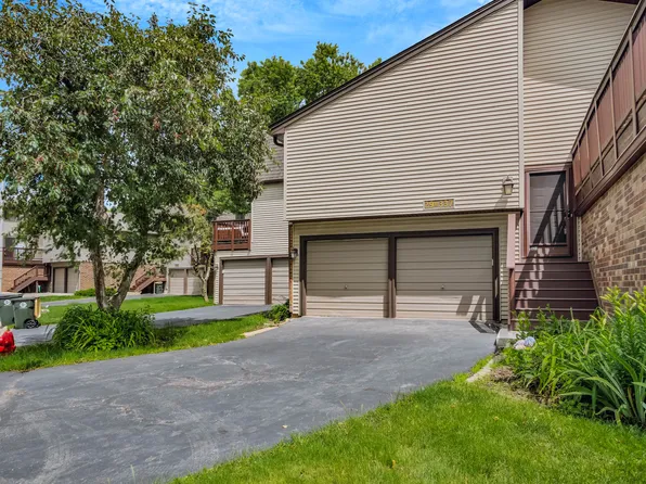 29W337 White Oak Dr, Warrenville, IL 60555