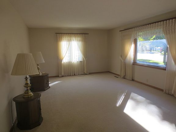 LARGE LIVING ROOM