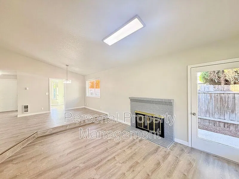 3 bed, 2.0 bath, 1240 sqft, $2,495 — Photo 2