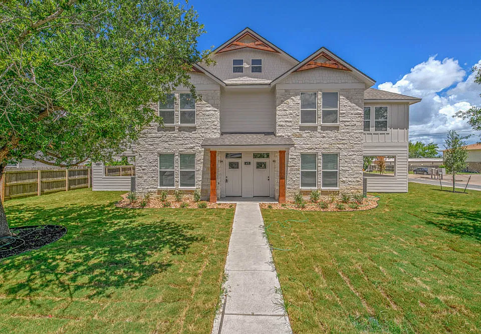 411 Live Oak St