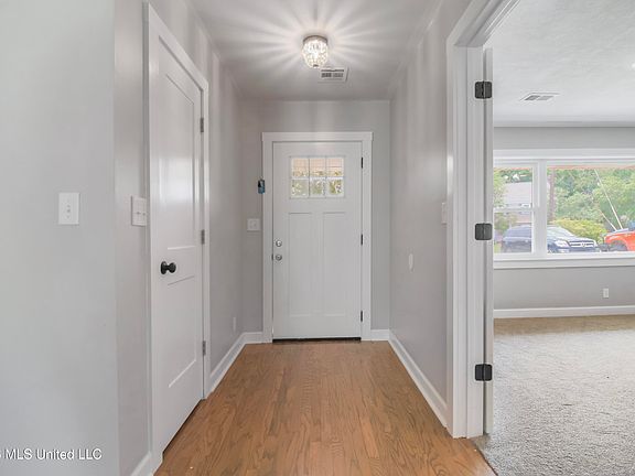 3rd image of 325 Oakridge Cir