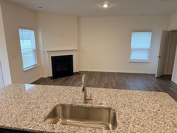 5th image of 1461 Newbury Ln
