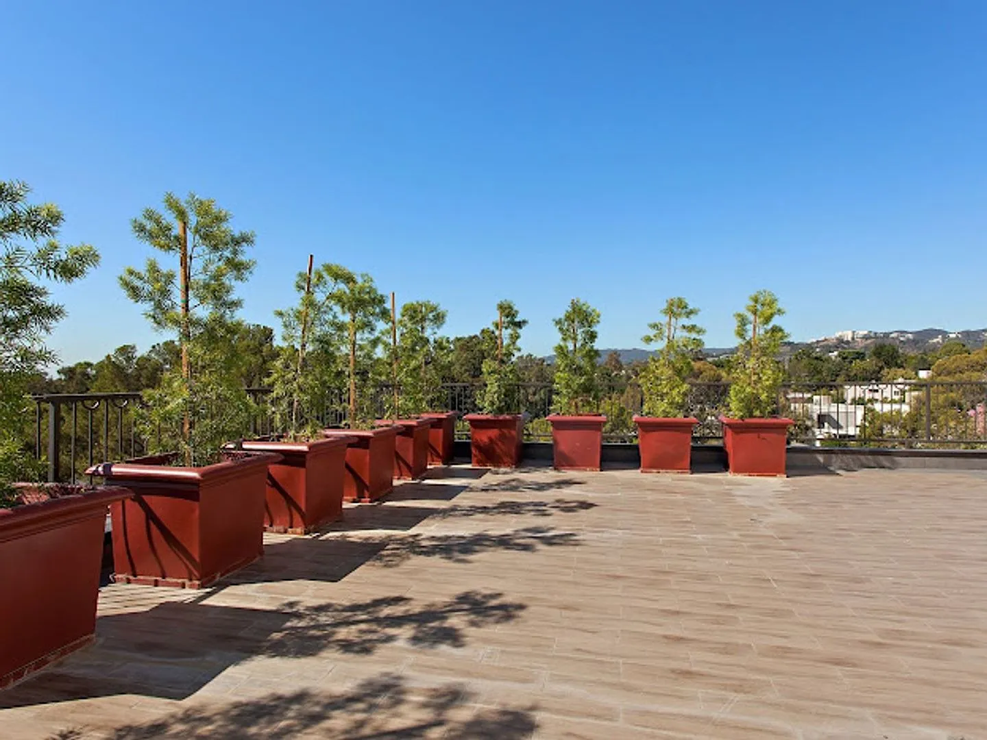 610 Levering Ave — Photo 3