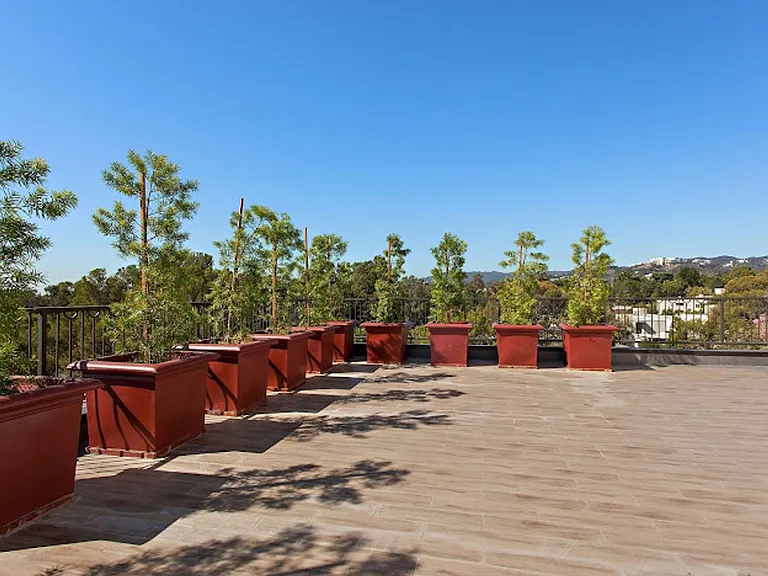 610 Levering Ave — Photo 3