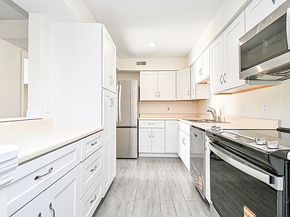 4th image of 3021 Stratford Ct #1