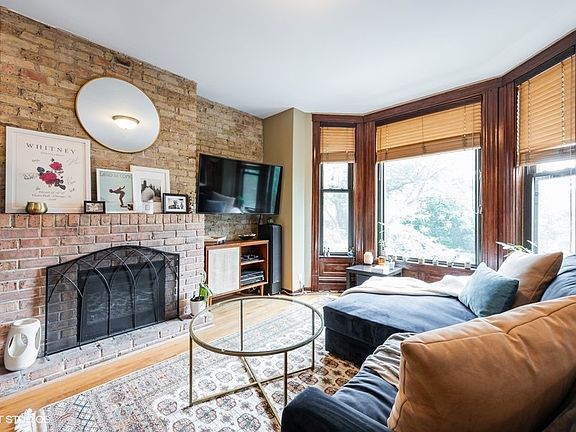 3rd image of 840 W Wrightwood Ave #3