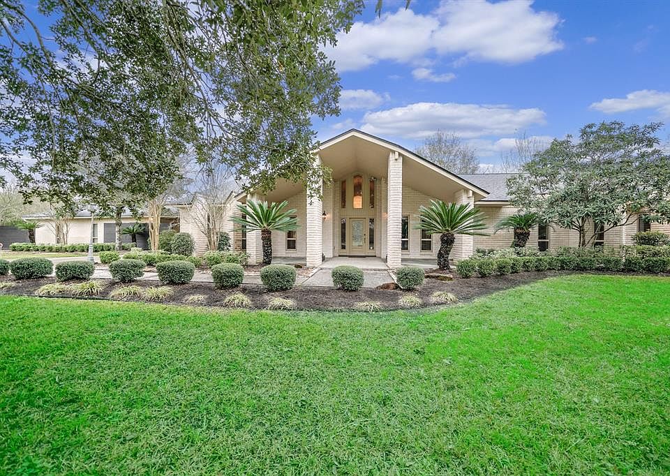 1st image of 207 Sunset Dr