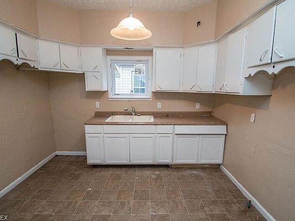 4th image of 2031 W 83rd St