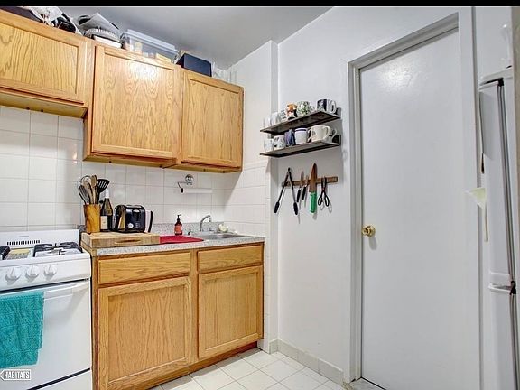 3rd image of 6 W 90th St APT 1A