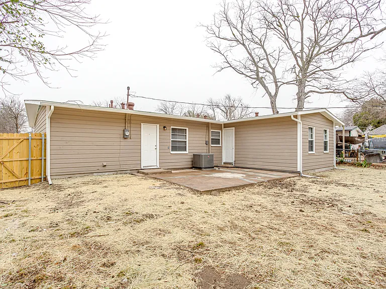 2518 Winthrop Dr — Photo 23